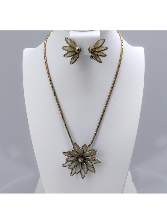 Trifari Jewelry - VTG Signed Crown Trifari Frosted Water Lily Necklace Earrings Woodland Fantasies